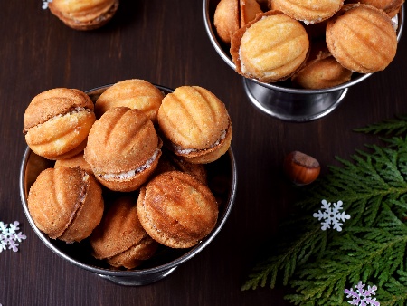 Домашни слепени сладки във формата на орехи с пълнеж от течен шоколад и орехи - снимка на рецептата